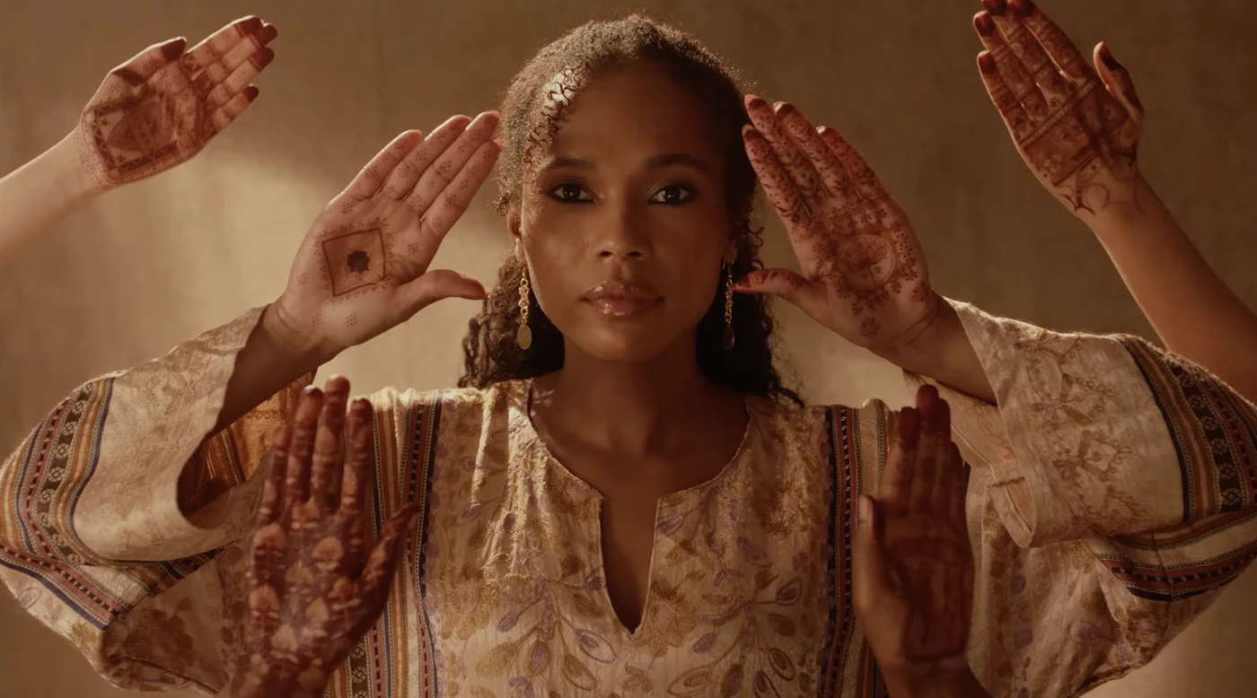 Screenshot of the film Henna